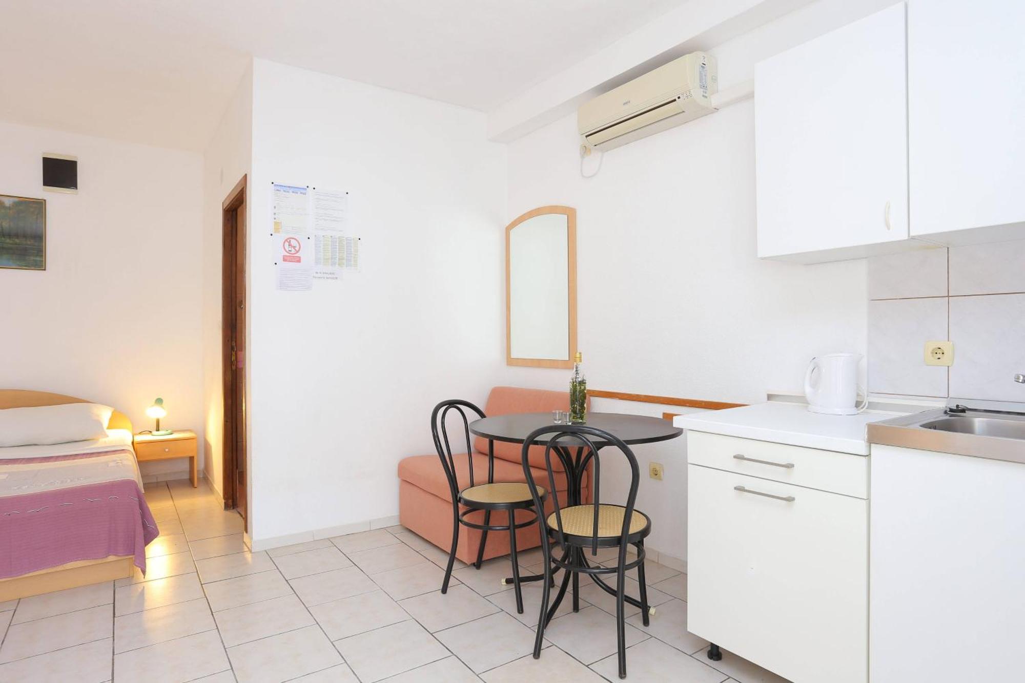 Family Friendly Apartments With A Swimming Pool Businci, Ciovo - 11232 Trogir Habitación foto