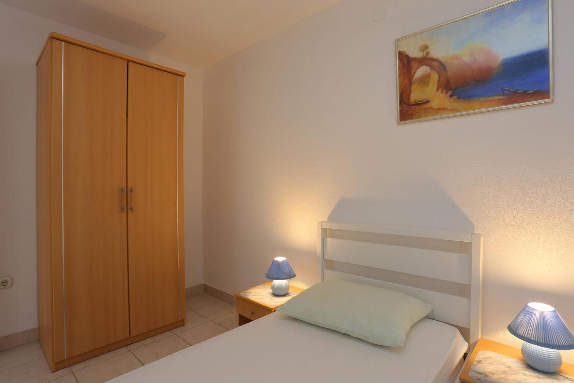 Family Friendly Apartments With A Swimming Pool Businci, Ciovo - 11232 Trogir Habitación foto